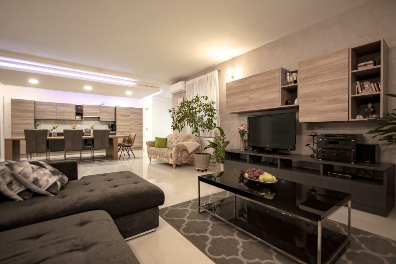 Apartman Nebo Pula Buitenkant foto
